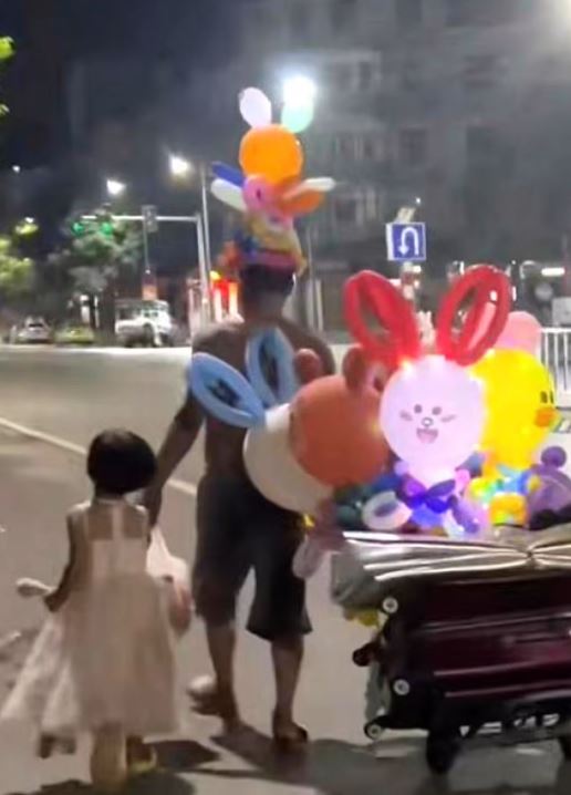 perjuangan ayah berjualan balon bawa anak © South China Morning Post