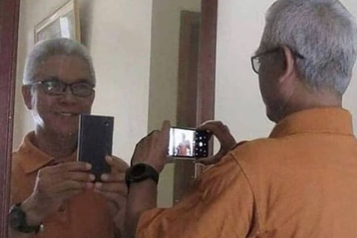 11 Potret bapak-bapak selfie ini bikin lihat dua kali