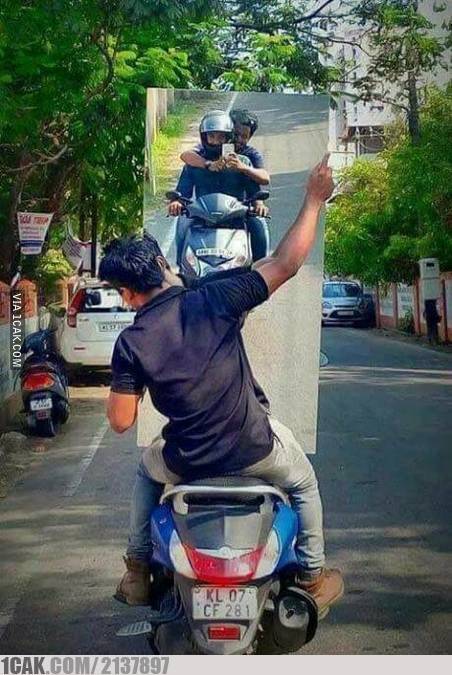 potret bapak-bapak selfie bikin lihat dua kali © berbagai sumber