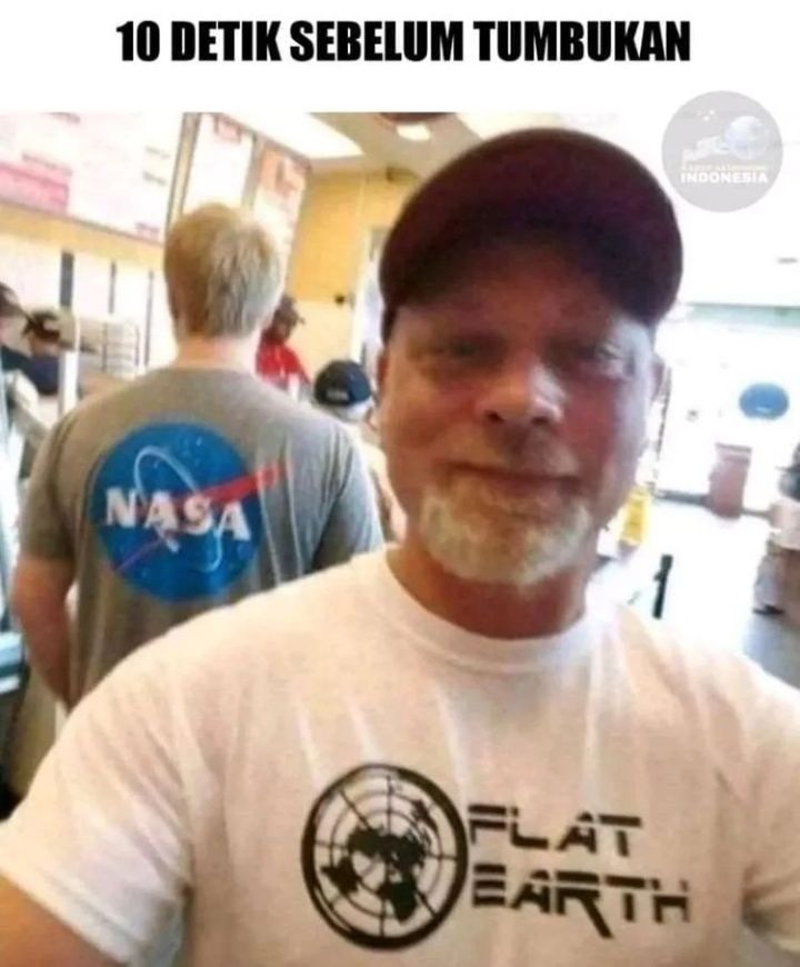 potret bapak-bapak selfie bikin lihat dua kali © berbagai sumber