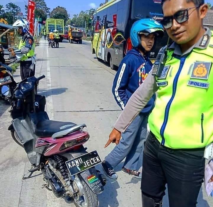 Momen kocak saat ditilang polisi Berbagai sumber