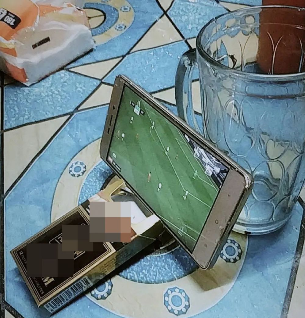 orang nonton bola malah lucu © berbagai sumber