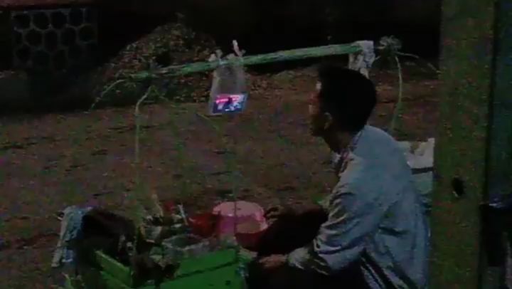 orang nonton bola malah lucu © berbagai sumber