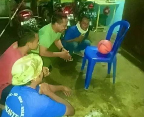 orang nonton bola malah lucu © berbagai sumber