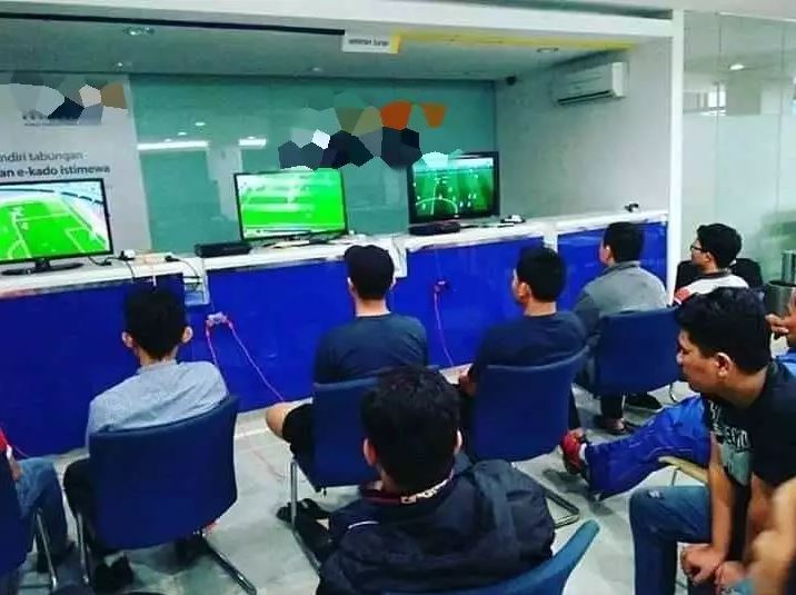orang nonton bola malah lucu © berbagai sumber