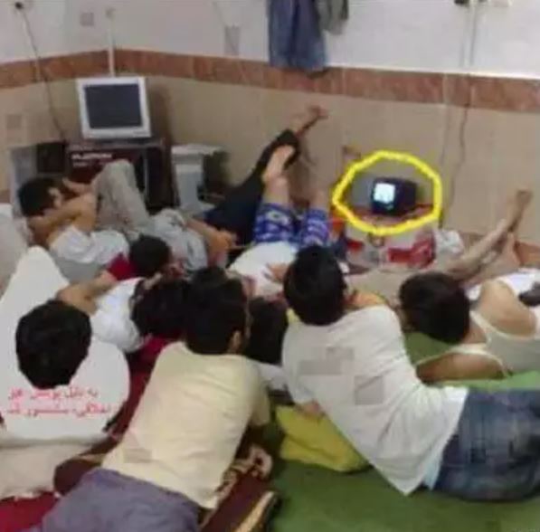 orang nonton bola malah lucu © berbagai sumber