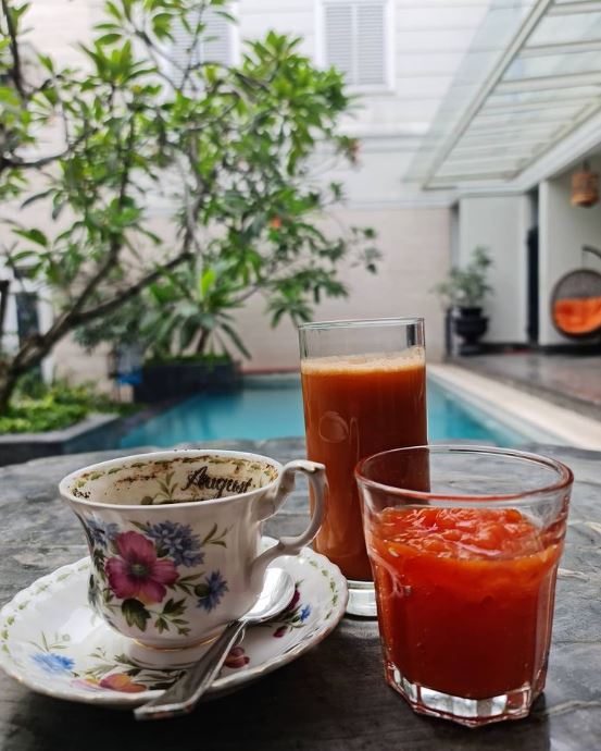 10 Minuman dikonsumsi Mayangsari, rahasia bugar dan awet muda