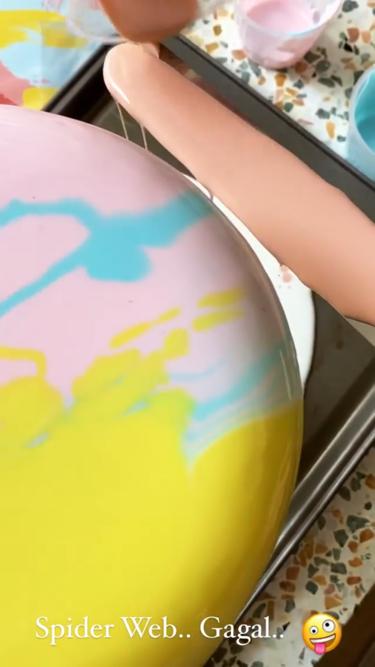 10 Trik menghias kue ala Mieke Amalia, antigagal dan jadi cantik