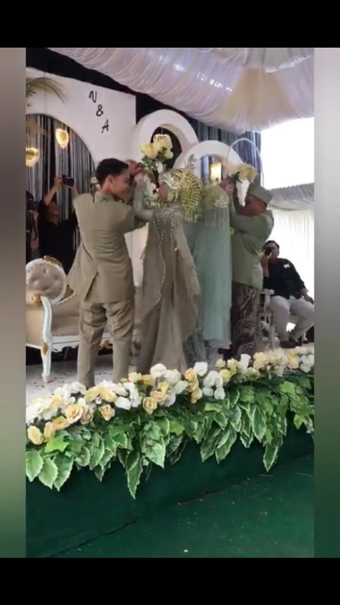 Pengantin kondangan pakai matic Berbagai sumber