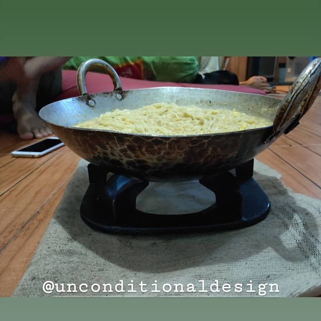 Potret nyeleneh orang lagi masak  Berbagai sumber