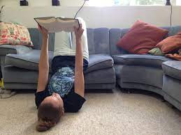 Posisi baca buku antimainstream Berbagai sumber