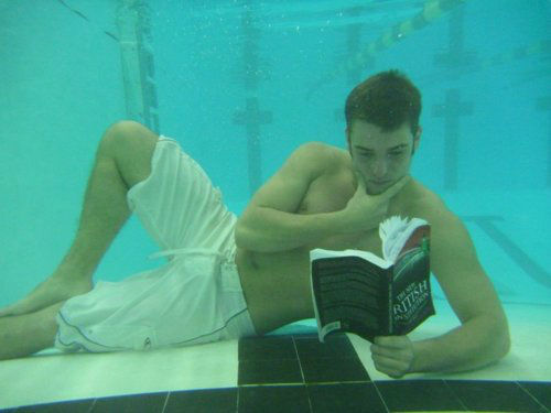 Posisi baca buku antimainstream Berbagai sumber