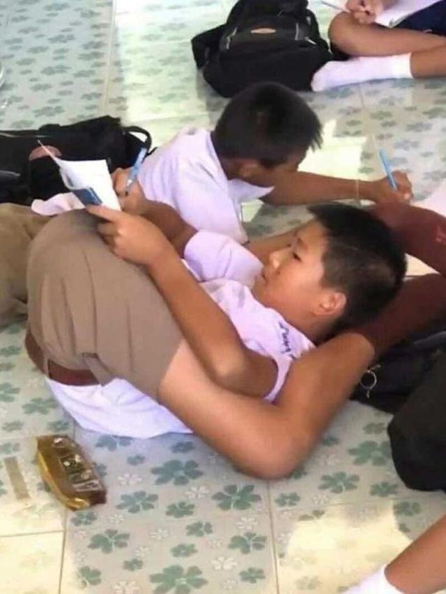 Posisi baca buku antimainstream Berbagai sumber