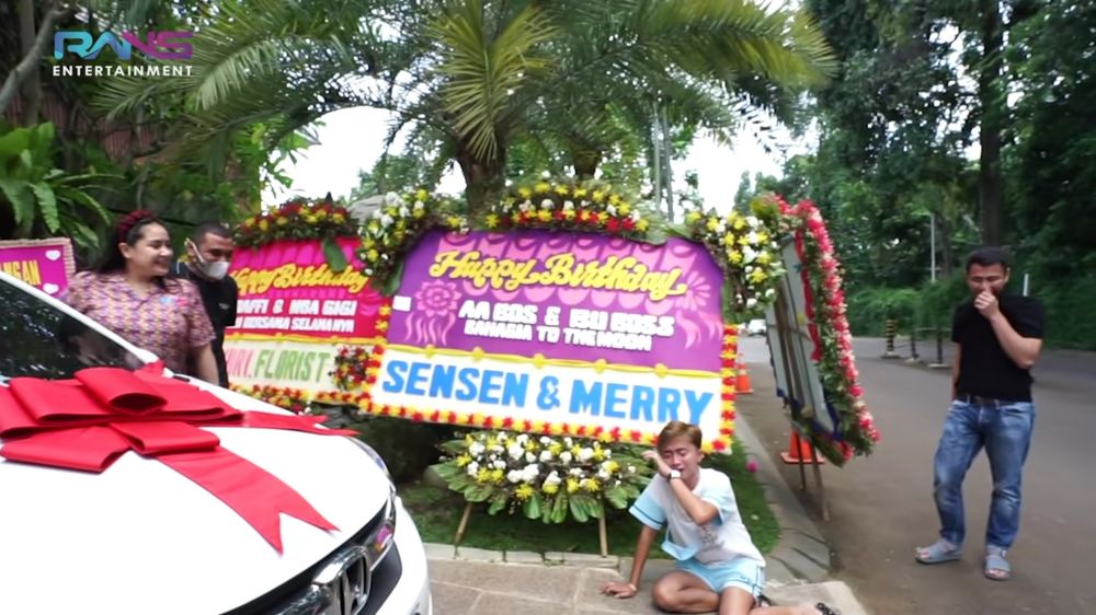 Seleb kado ultah mewah buat karyawan © berbagai sumber Seleb kado ultah mewah buat karyawan © berbagai sumber