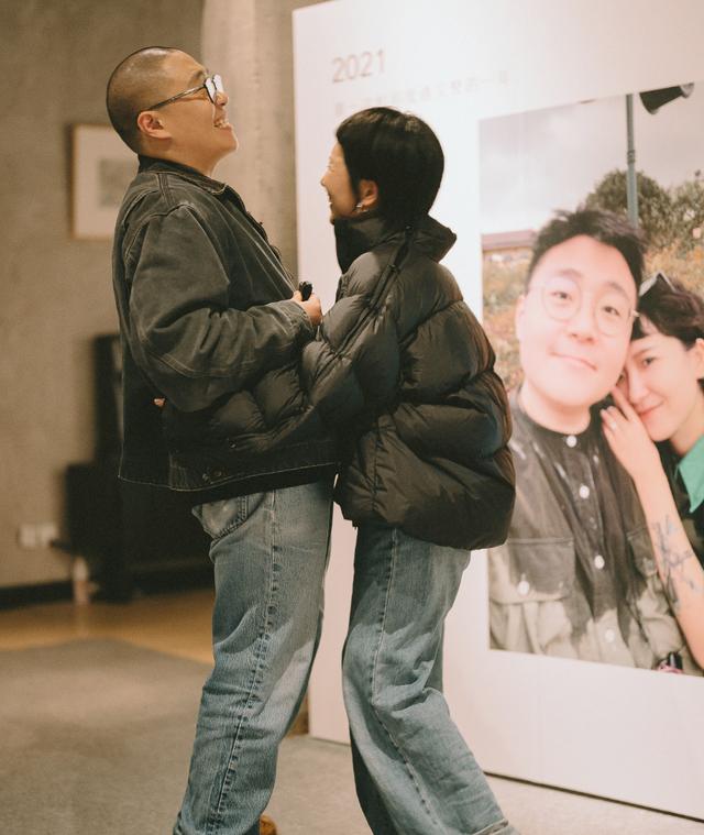 Akrab sama anak sambung, 11 potret terbaru Steven Hao 'Boboho' & istri