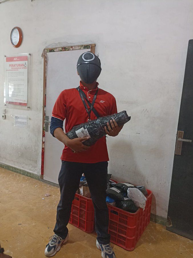 kostum penerima paket bikin salah fokus © berbagai sumber kostum penerima paket bikin salah fokus © berbagai sumber