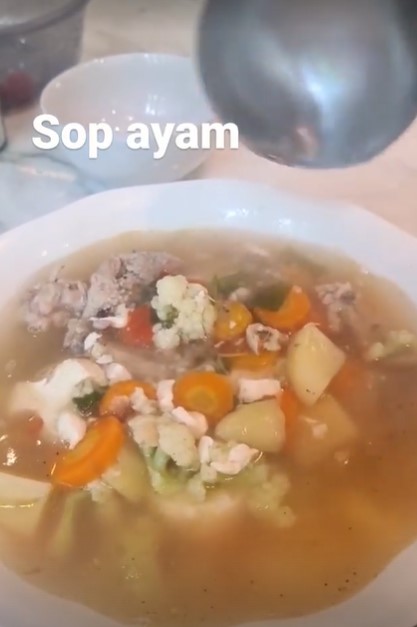 10 Menu makan sehat ala Dian Sastrowardoyo, jaga berat badan ideal