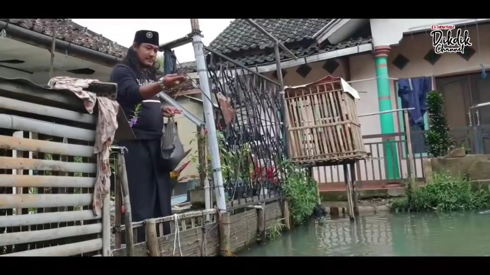 Kang Gobang Preman Pensiun urus empang © berbagai sumber