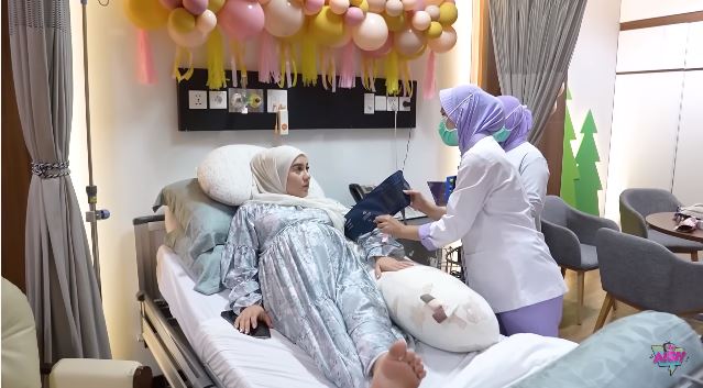 momen irish bella melahirkan anak keempat © berbagai sumber momen irish bella melahirkan anak keempat © berbagai sumber