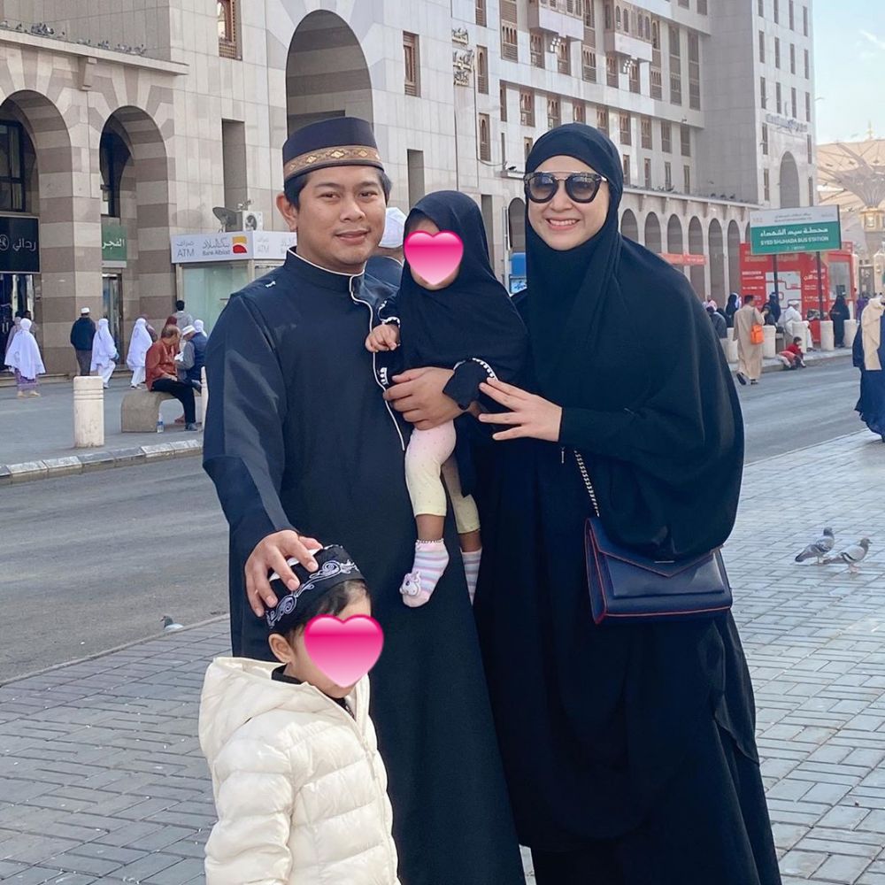 seleb ajak balita umrah © berbagai sumber