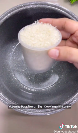 4 Cara bikin lontong pakai rice cooker, nggak keras dan antiribet