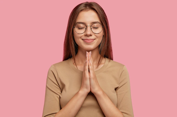 Arti mimpi diberi baju © 2022 berbagai sumber