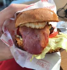 burger tapi penampakannya nyeleneh © berbagai sumber