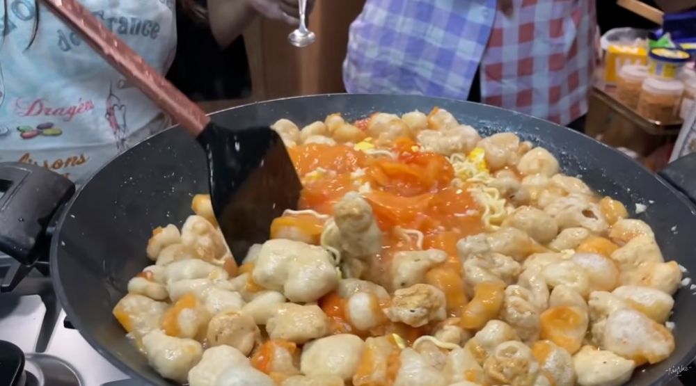 Kreasi seblak ala 10 seleb, pedasnya bikin menggugah selera