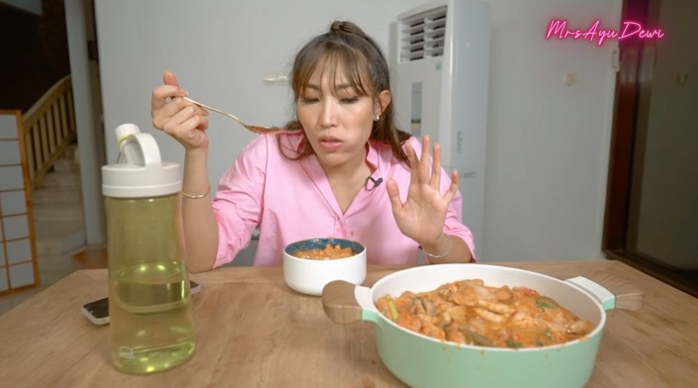 Kreasi seblak ala 10 seleb, pedasnya bikin menggugah selera