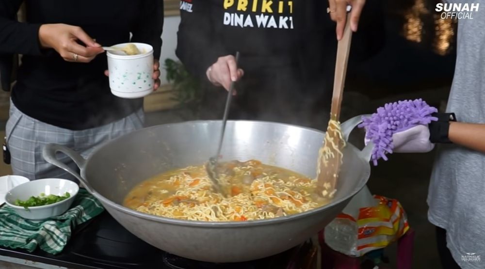 Kreasi seblak ala 10 seleb, pedasnya bikin menggugah selera