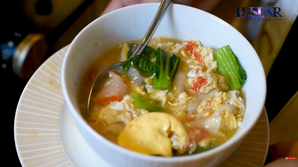 Kreasi seblak ala 10 seleb, pedasnya bikin menggugah selera