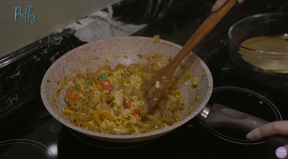 Kreasi seblak ala 10 seleb, pedasnya bikin menggugah selera