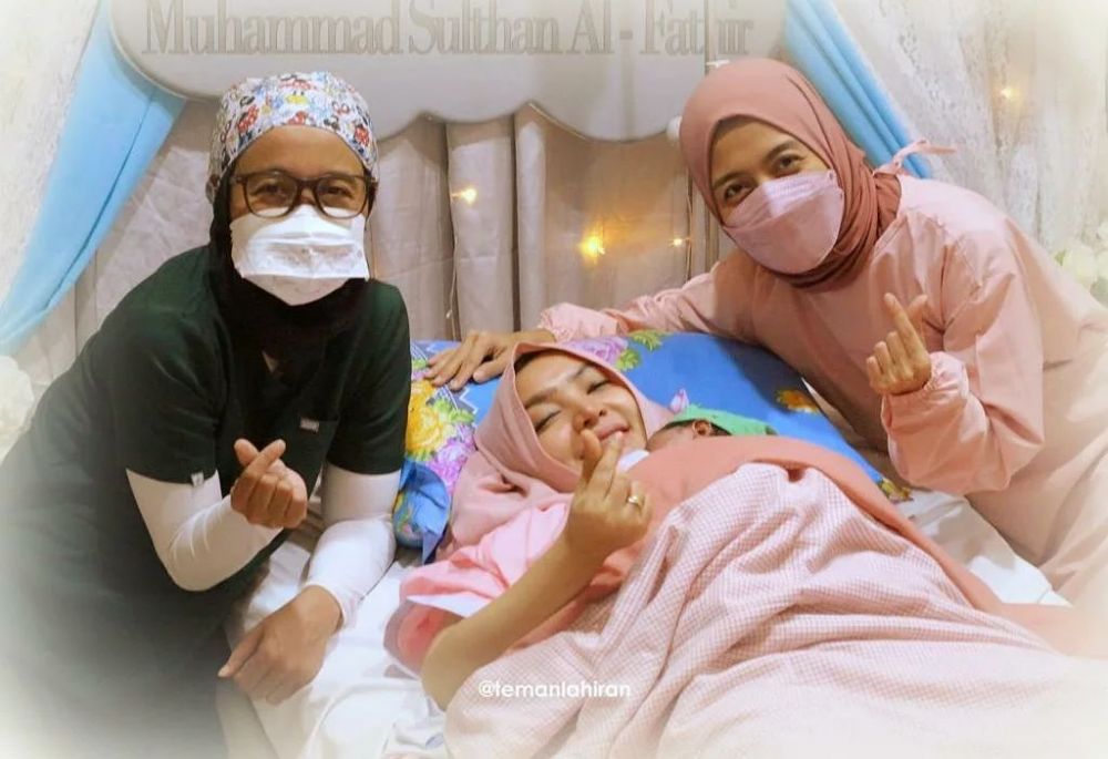 momen haru roro fitria melahirkan anak pertama © berbagai sumber