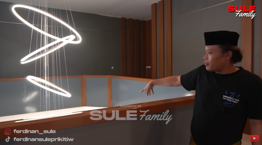 Sule rombak rumah usai cerai © YouTube Sule rombak rumah usai cerai © YouTube