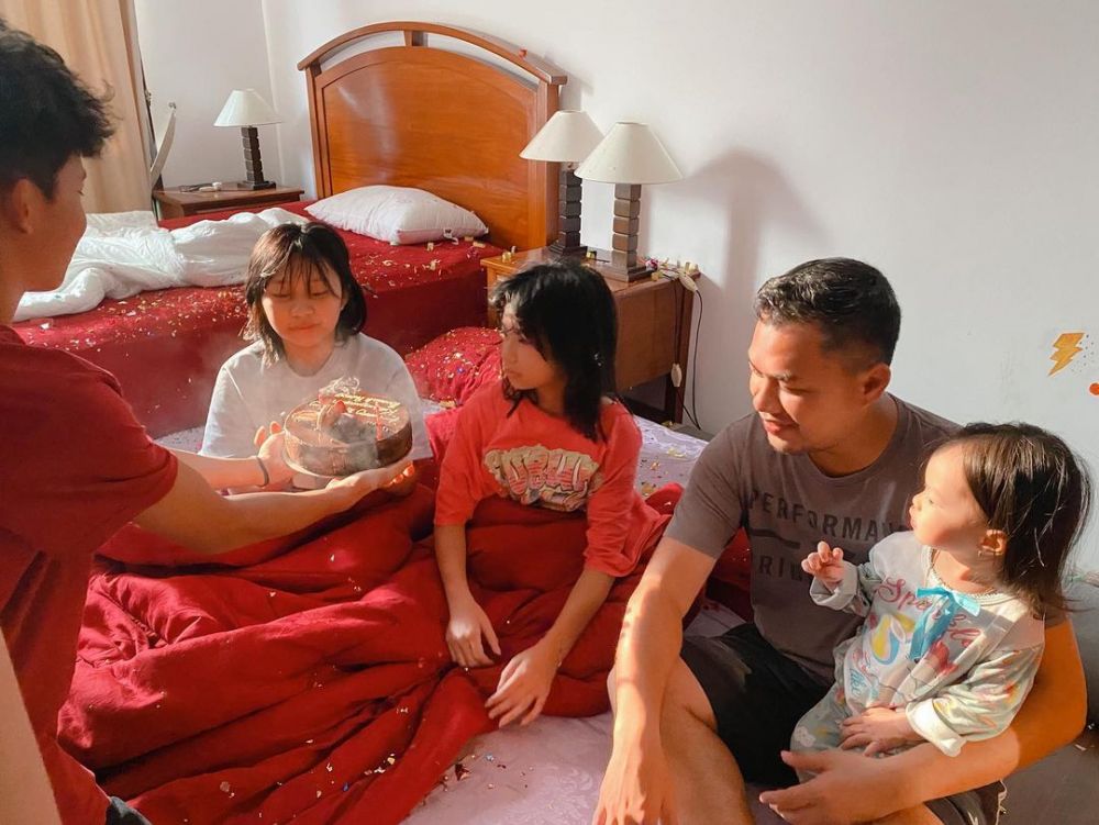 10 Potret kue ultah keluarga Zaskia Gotik, unik bikin tak tega makan