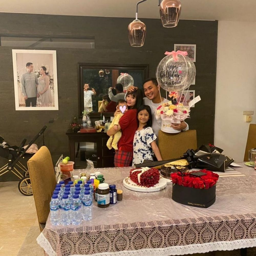 10 Potret kue ultah keluarga Zaskia Gotik, unik bikin tak tega makan