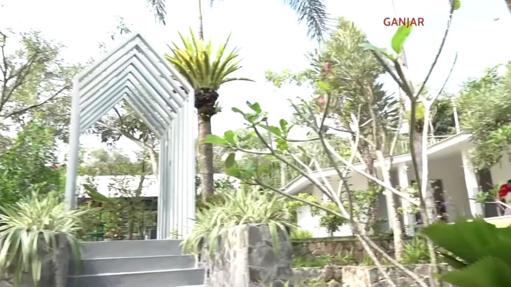 11 Potret rumah Andy F Noya di lereng gunung, luas bergaya Eropa