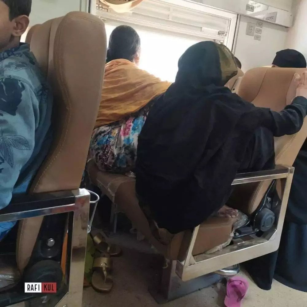 pakai kursi nyeleneh © berbagai sumber