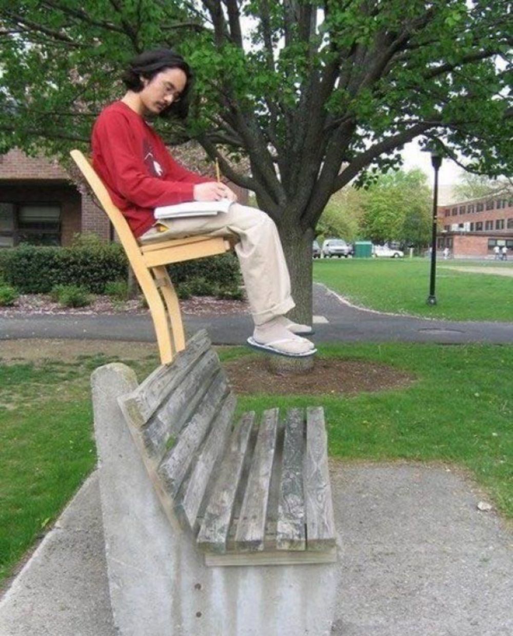 pakai kursi nyeleneh © berbagai sumber