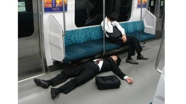 15 Potret lucu posisi orang tidur, saking pulasnya bikin lupa daratan