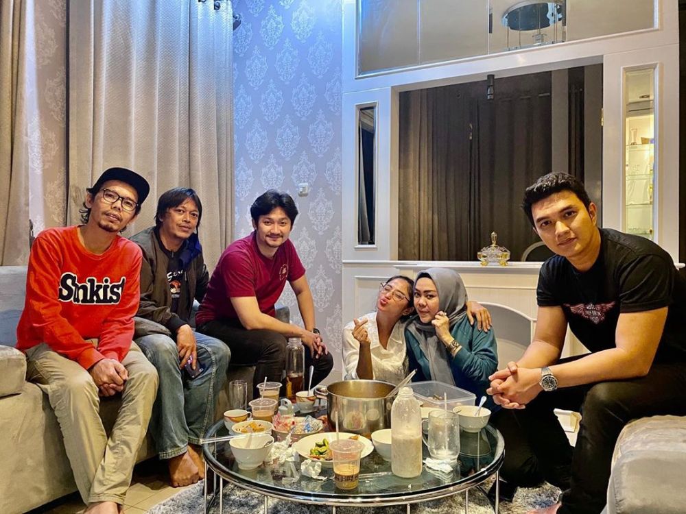 Momen akur Dewi Perssik dan Aldi Taher © berbagai sumber Momen akur Dewi Perssik dan Aldi Taher © berbagai sumber