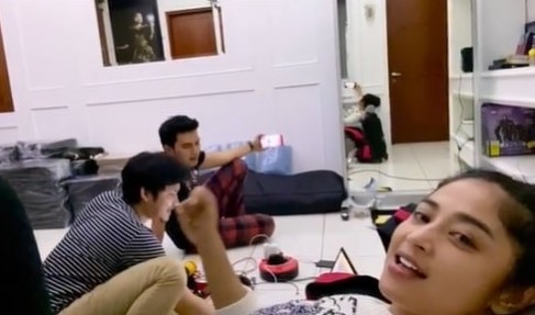 Momen akur Dewi Perssik dan Aldi Taher © berbagai sumber Momen akur Dewi Perssik dan Aldi Taher © berbagai sumber