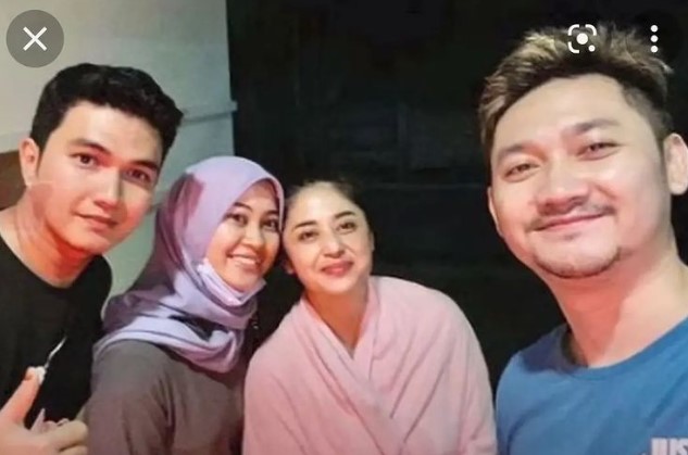 Momen akur Dewi Perssik dan Aldi Taher © berbagai sumber Momen akur Dewi Perssik dan Aldi Taher © berbagai sumber