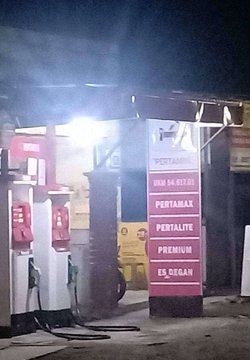 spanduk mirip papan pom bensin nyeleneh © berbagai sumber spanduk mirip papan pom bensin nyeleneh © berbagai sumber