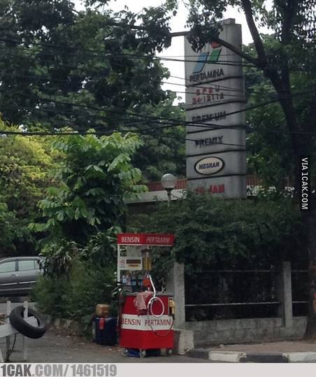 spanduk mirip papan pom bensin nyeleneh © berbagai sumber spanduk mirip papan pom bensin nyeleneh © berbagai sumber