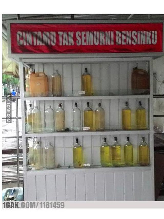 spanduk mirip papan pom bensin nyeleneh © berbagai sumber spanduk mirip papan pom bensin nyeleneh © berbagai sumber