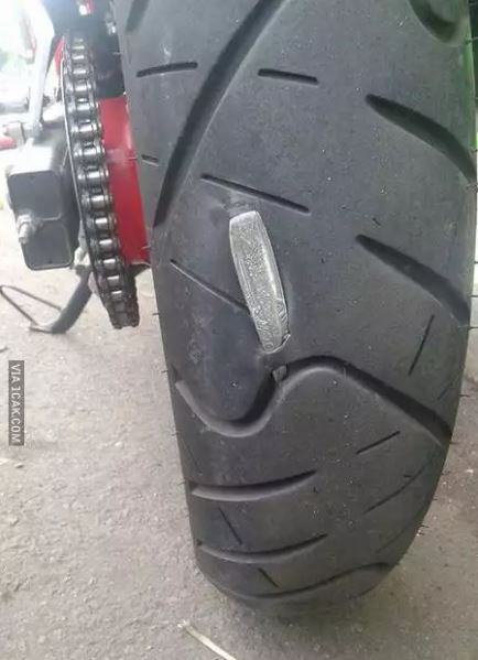 benda malah nyangkut di ban motor © berbagai sumber