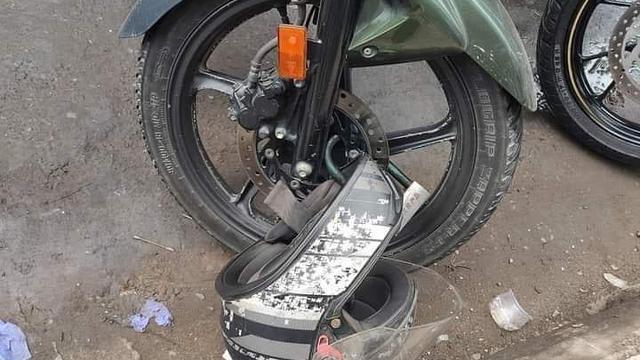 benda malah nyangkut di ban motor © berbagai sumber