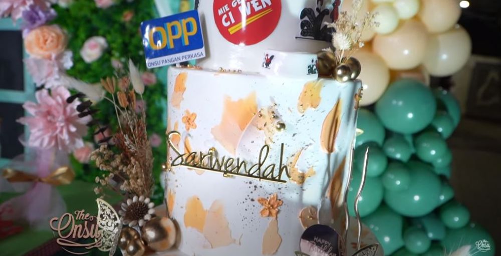 10 Detail kue ulang tahun Sarwendah ke-33, unik berbentuk panci