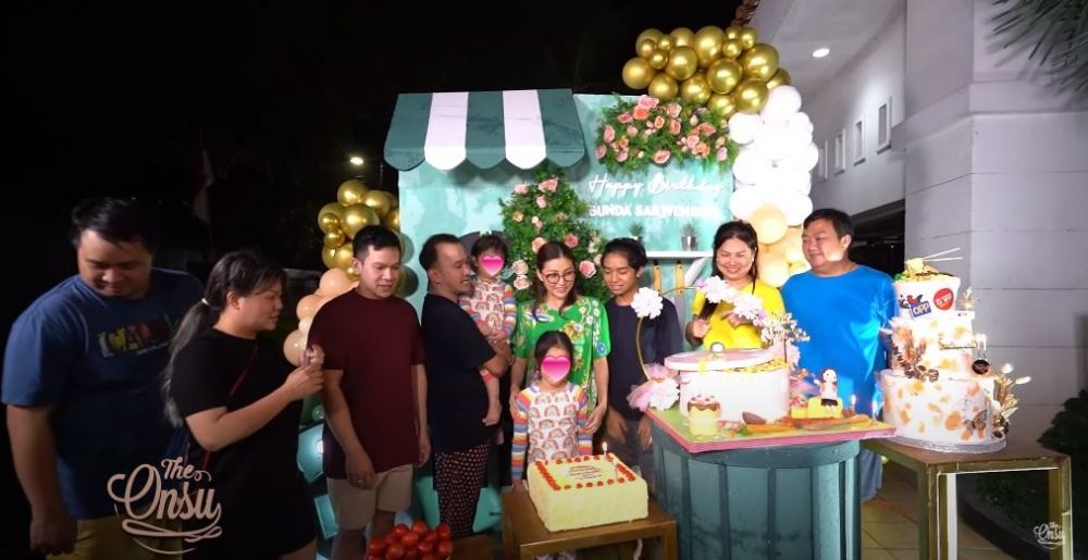 10 Detail kue ulang tahun Sarwendah ke-33, unik berbentuk panci